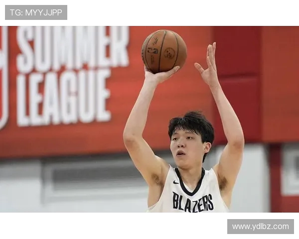 杨瀚森 NBA 选秀夜藏爱！袖口绣女友名 + 情侣手链实锤，青梅竹马太甜了